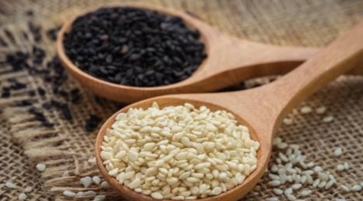 Makar Sankranti and Til: What Is the Difference Between White and Black Sesame Seeds? Everything You Need To Know About Their Taste, Use and Nutritional Value Makar Sankranti and Til: What Is the Difference Between White and Black Sesame Seeds? Everything You Need To Know About Their Taste, Use and Nutritional Value