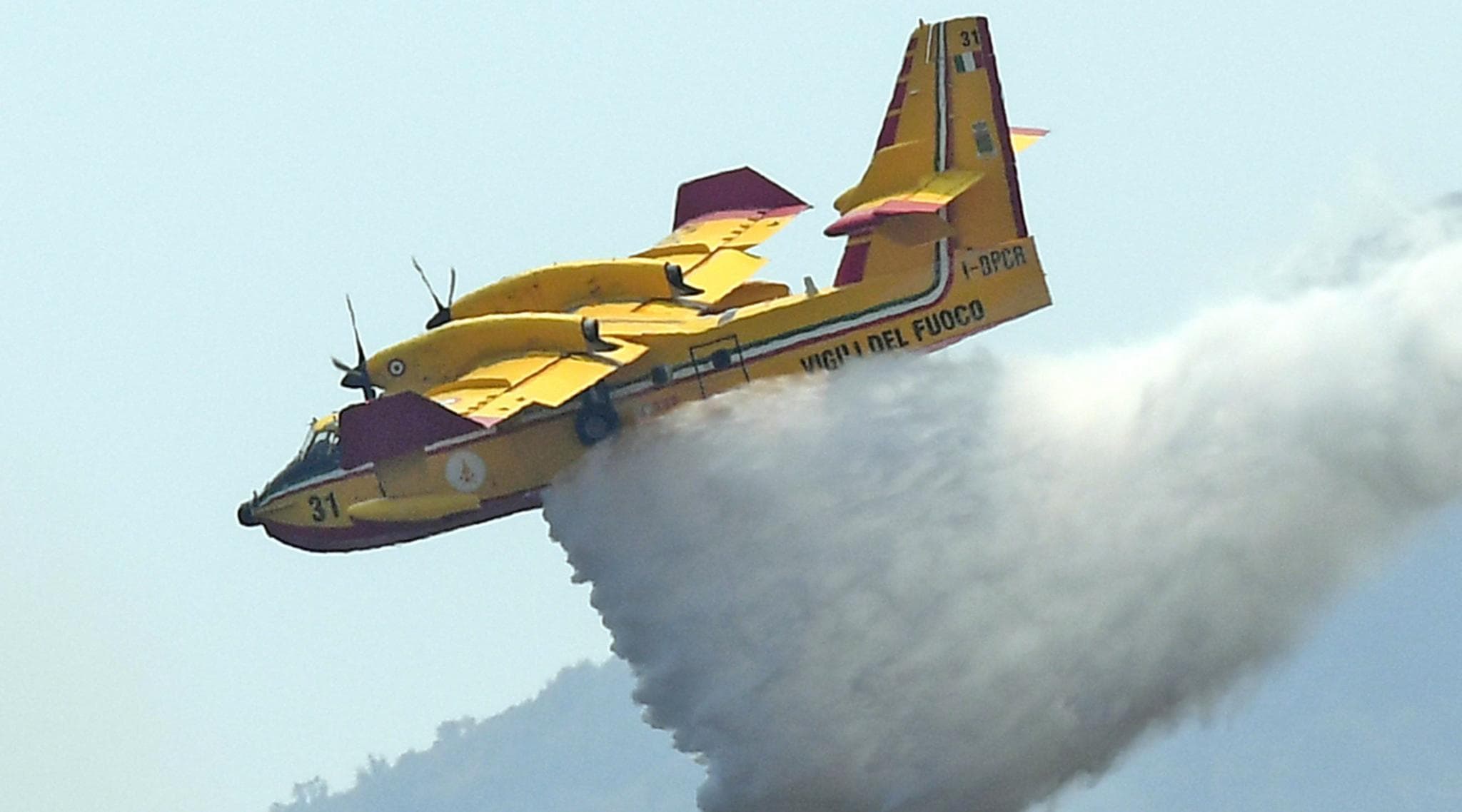 Australia Bushfires: Large Water-Bombing Plane Crashes While Fighting Fires in Sydney, All 3 US Crew on Board Dead Australia Bushfires: Large Water-Bombing Plane Crashes While Fighting Fires in Sydney, All 3 US Crew on Board Dead