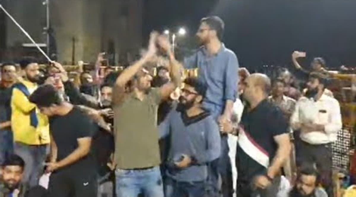 Tajinder Bagga Tweets Video With Fake Claim Of Umar Khalid Raising 'Hinduo Se Azadi' Slogan at Mumbai's Gateway of India After JNU Violence; Here's a Fact Check and The Original Video Tajinder Bagga Tweets Video With Fake Claim Of Umar Khalid Raising 'Hinduo Se Azadi' Slogan at Mumbai's Gateway of India After JNU Violence; Here's a Fact Check and The Original Video