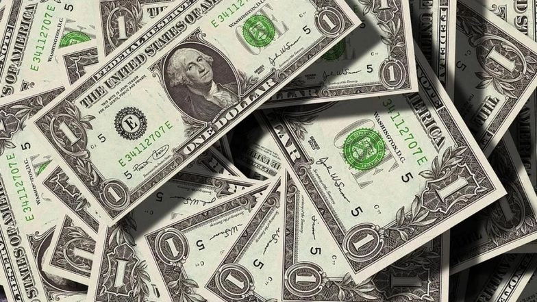 Michigan Man Finds $43,000 in a Secondhand Couch He Bought for $35, Returns the Amount to Its Owner
