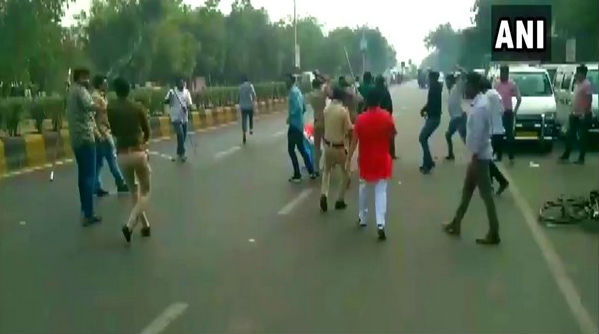 ABVP, NSUI Members Clash During Protest Against JNU Violence in Gujarat's Ahmedabad; Over 10 Injured (Watch Video)