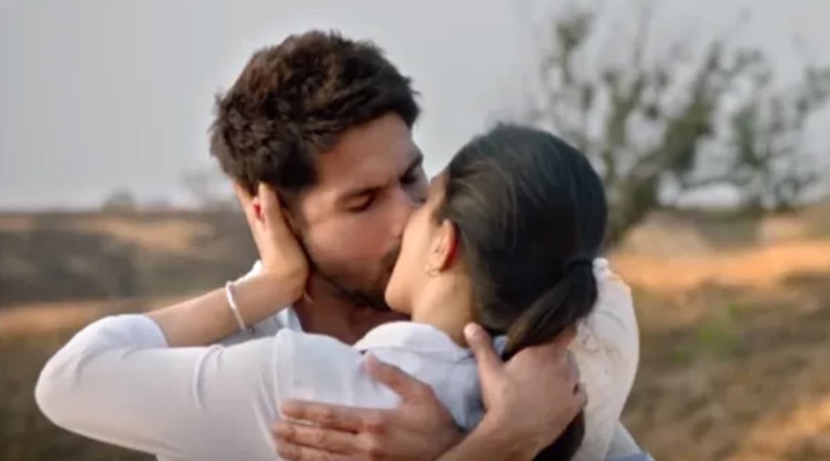 Happy Kiss Day 2020shahid Kiara In Kabir Singh To Hrithik Katrina In Znmd Here Are Bollywoods 0658