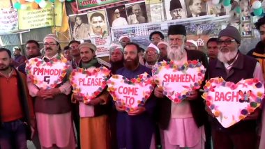 Shaheen Bagh Protesters Hold Heart-Shaped Cutouts on Valentine’s Day Inviting PM Narendra Modi to Celebrate the Day With Them; See Pics and Video