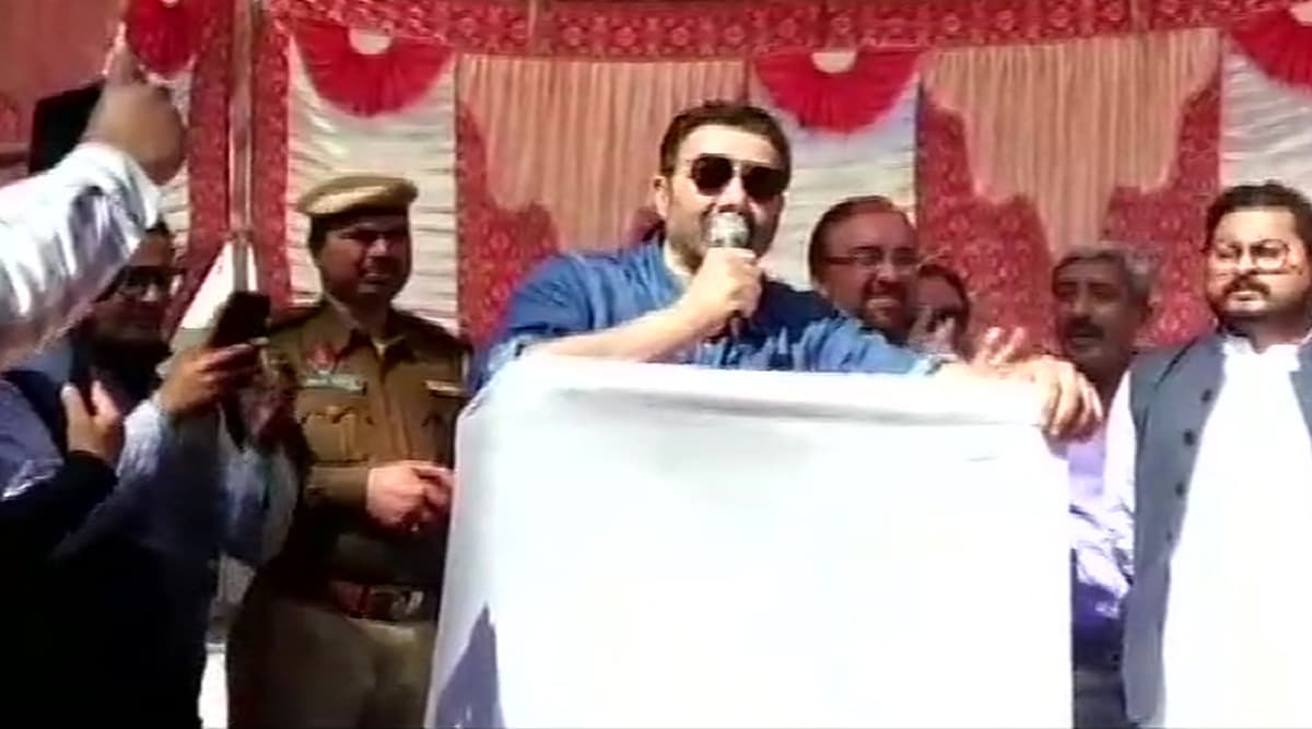 Sunny Deol Sparks Row, Says 'No One Better Than Me When It Comes to Beating' While Referring to Alleged Criticism From State Govt Employees Sunny Deol Sparks Row, Says 'No One Better Than Me When It Comes to Beating' While Referring to Alleged Criticism From State Govt Employees