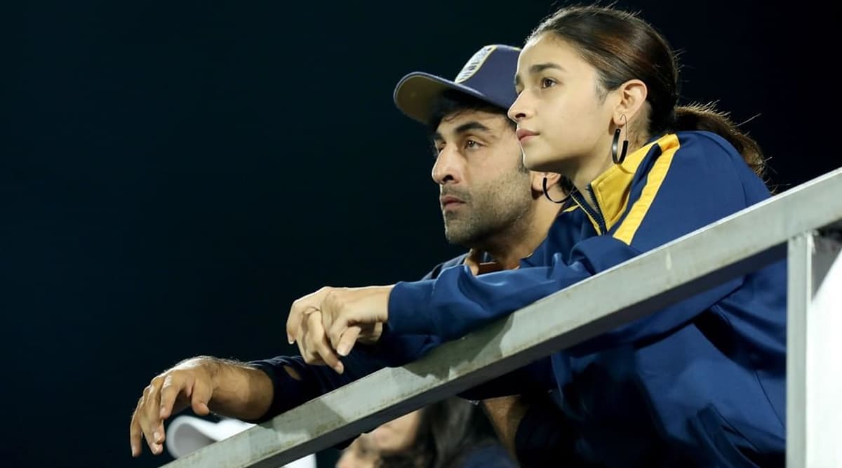 Alia Bhatt Joins Beau Ranbir Kapoor to Cheer for His Football Team at Indian Super League (See Pics) Alia Bhatt Joins Beau Ranbir Kapoor to Cheer for His Football Team at Indian Super League (See Pics)