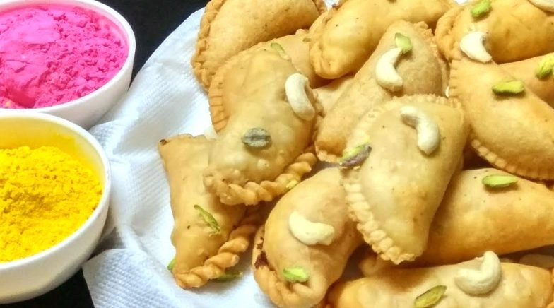 Holi Recipes 2020: How To Make Ghujiyas At Home to Celebrate The Festival of Colours