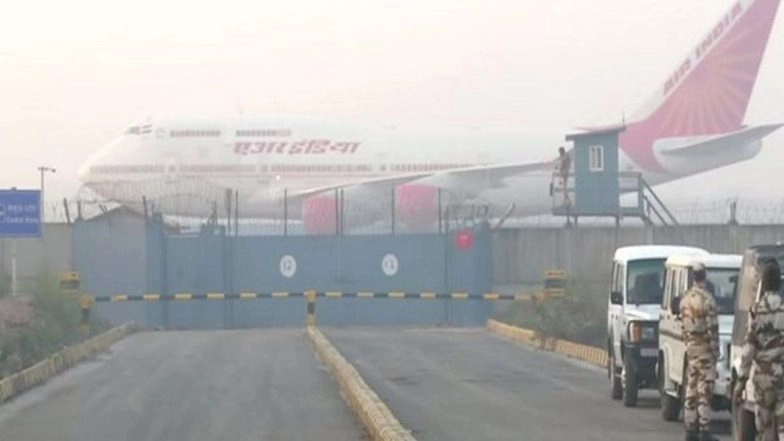 COVID-19: Air India Crew, Health Officials Involved in Evacuation of Indian Nationals From Coronavirus-Hit Wuhan Get PM Narendra Modi's Letter of Appreciation