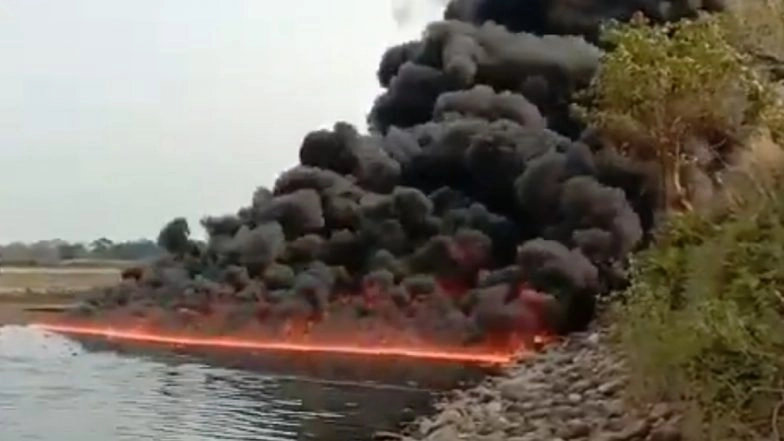 Assam: Burhi Dihing 'River on Fire' in Assam's Naharkatia Causes Panic (Watch Video)