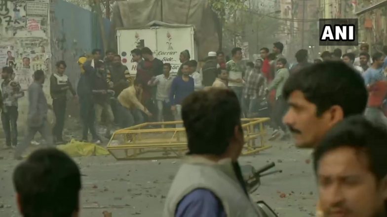 Pro, Anti-CAA Protesters Clash, Pelt Stones Near Delhi's Jaffrabad; Police Fire Tear Gas Shells to Disperse Mob