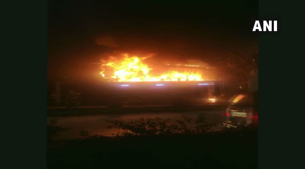 Hyderabad: Seven Cars Charred in Fire at Service Centre in Musheerabad Hyderabad: Seven Cars Charred in Fire at Service Centre in Musheerabad
