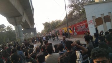 Delhi: Pro-CAA Group Chanting 'Goli Maaro...' Marches Towards Jamia Millia Islamia, Detained by Police