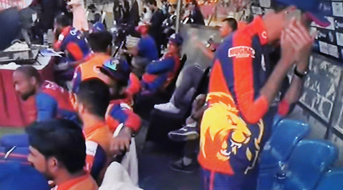 PSL 2020: Karachi Kings Official Spotted Using Mobile Phone in Dugout During Match Against Peshawar Zalmi Stokes Controversy PSL 2020: Karachi Kings Official Spotted Using Mobile Phone in Dugout During Match Against Peshawar Zalmi Stokes Controversy