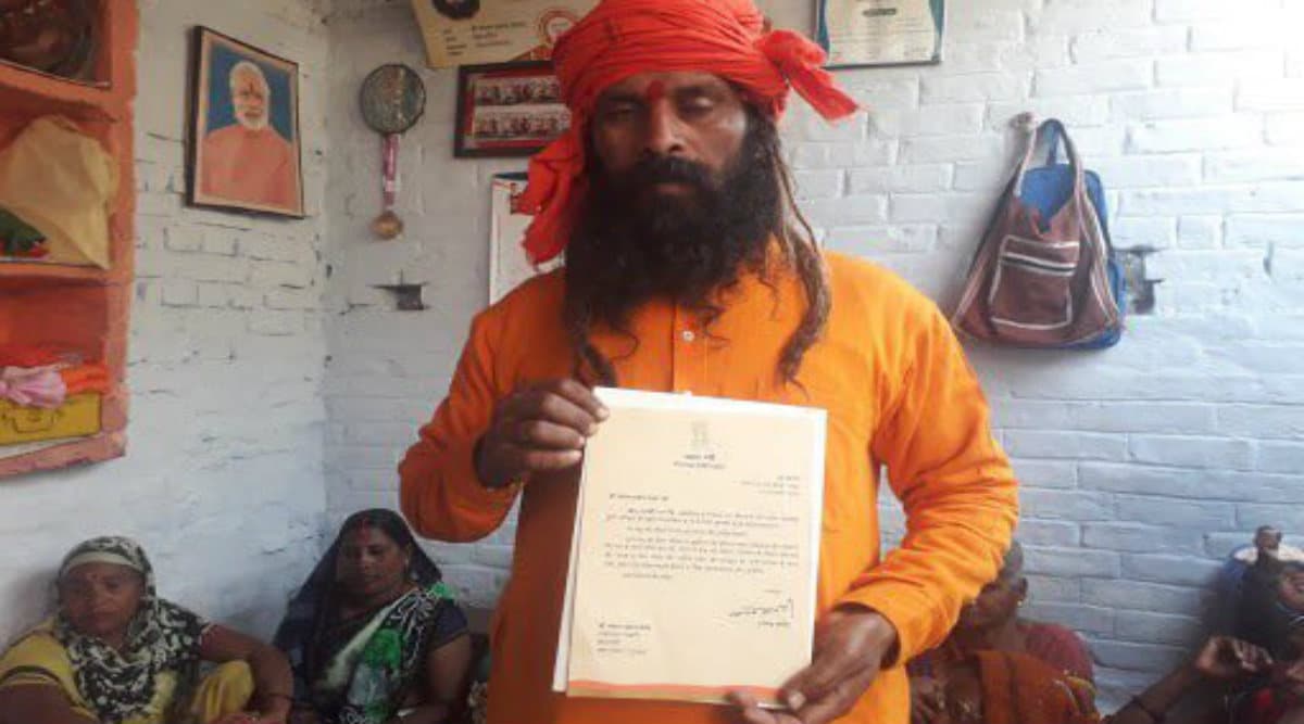 PM Narendra Modi Sends Letter to Rickshaw Puller on His Daughter's Wedding PM Narendra Modi Sends Letter to Rickshaw Puller on His Daughter's Wedding