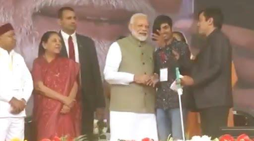 Uttar Pradesh: Visually-Challenged Youth Takes Selfie With PM Narendra Modi in Prayagraj, Watch Video