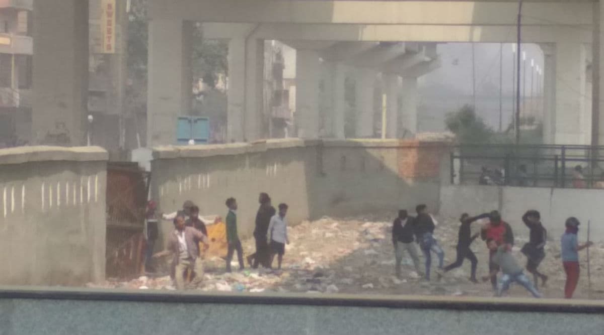 Delhi Violence: Journalists Attacked by Mob While Covering Clashes Between Pro And Anti CAA Groups Delhi Violence: Journalists Attacked by Mob While Covering Clashes Between Pro And Anti CAA Groups