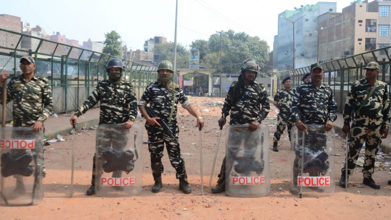 Seelampur Locals Offer Food and Tea to Security Forces Deployed to Maintain Law and Order in North East Delhi
