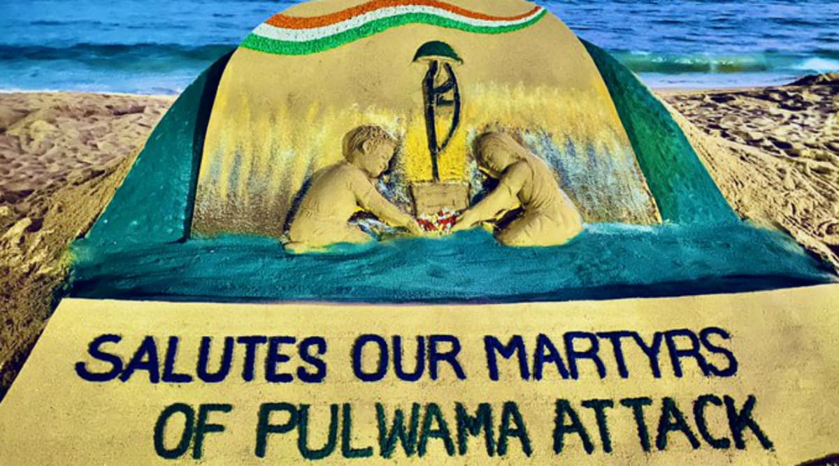 Sudarsan Pattnaik Pays Tribute to Martyrs with His Sand Art on One Year of Pulwama Attack Sudarsan Pattnaik Pays Tribute to Martyrs with His Sand Art on One Year of Pulwama Attack