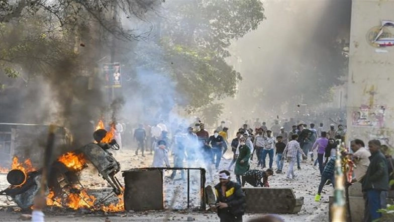Delhi Violence: 5 Dead, 105 Injured in Clashes Between Pro & Anti-CAA Groups; Amit Shah Holds Meeting With Senior Police Personnel on Law & Order Situation in National Capital