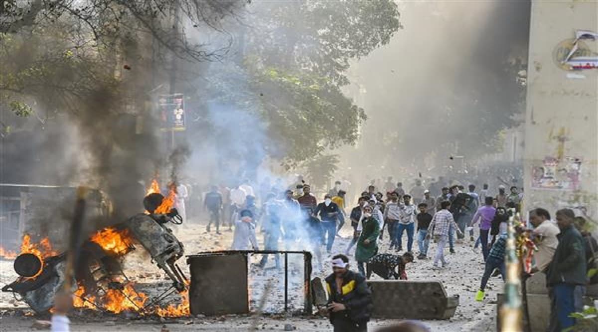 Delhi Violence: 5 Dead, 105 Injured in Clashes Between Pro & Anti-CAA Groups; Amit Shah Holds Meeting With Senior Police Personnel on Law & Order Situation in National Capital Delhi Violence: 5 Dead, 105 Injured in Clashes Between Pro & Anti-CAA Groups; Amit Shah Holds Meeting With Senior Police Personnel on Law & Order Situation in National Capital