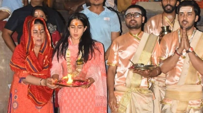 Sara Ali Khan and Amrita Singh Attends the Holy Ganga Aarti in Varanasi Despite COVID-19 Scare 