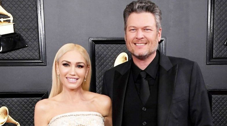 COVID-19 Effect: Gwen Stefani Helps Fiance Blake Shelton with His ‘Quarantine Mullet’ (Watch Video)