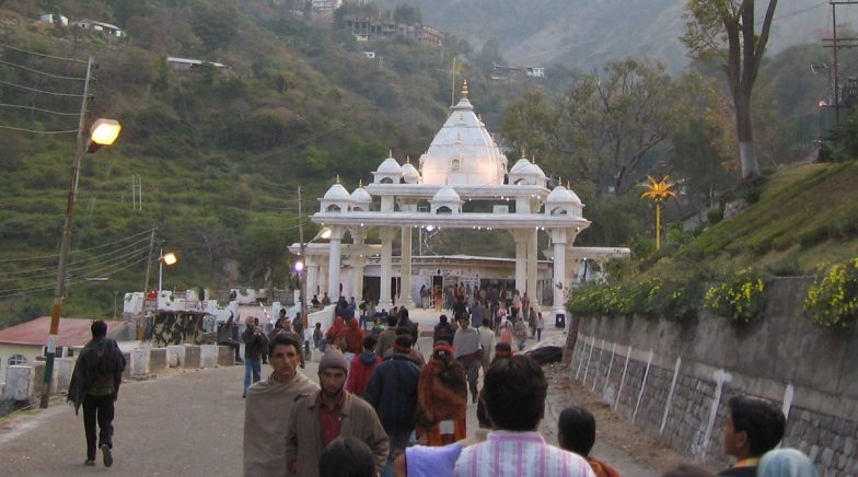 400 Vaishno Devi Pilgrims Stranded Near Jammu Due to Lockdown Shifted to Shelter in Keran Bantalab 