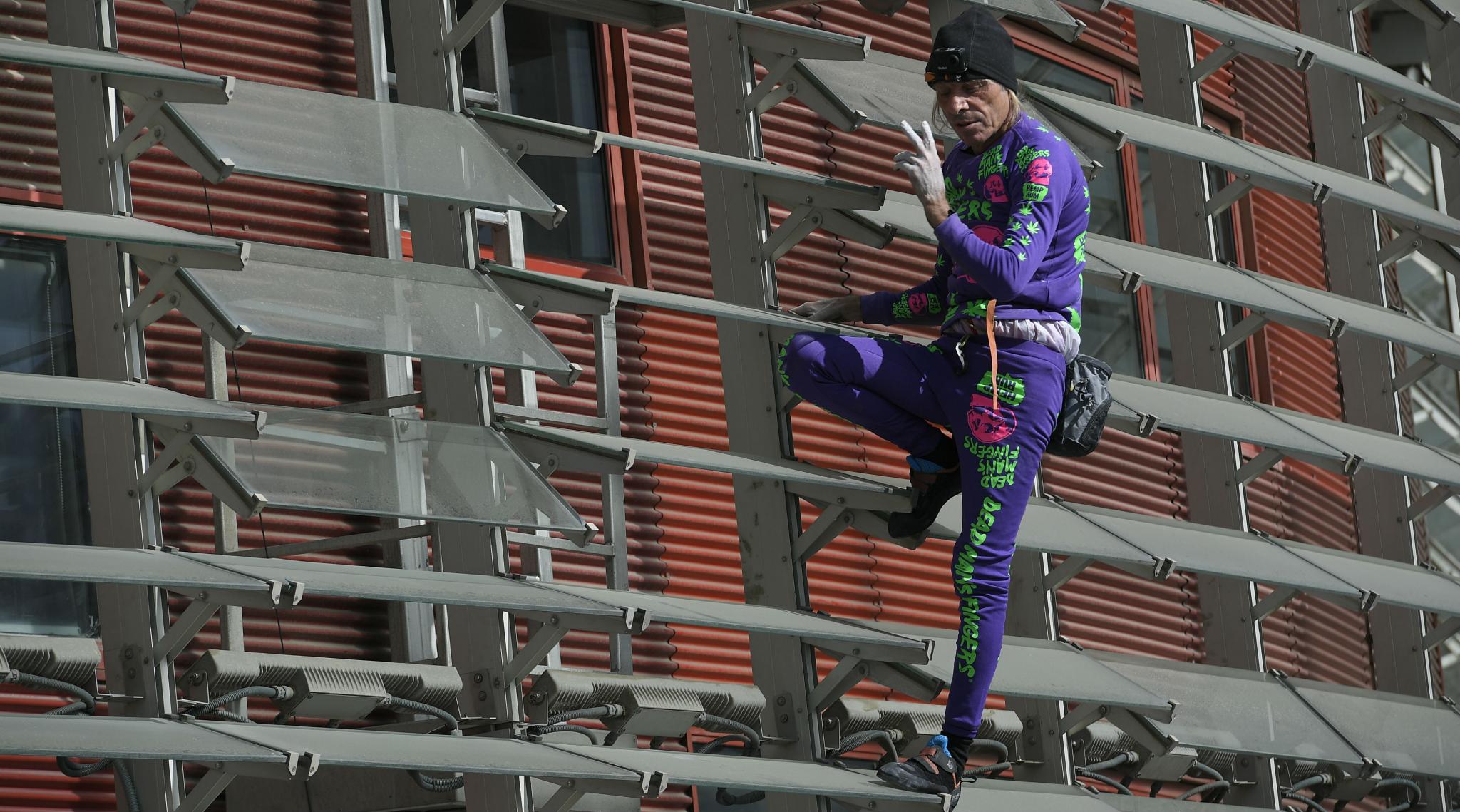 French 'Spiderman' Alain Robert Climbs One of The Tallest Skyscraper in  Barcelona to Protest Coronavirus Panic (Watch Video) | ? LatestLY