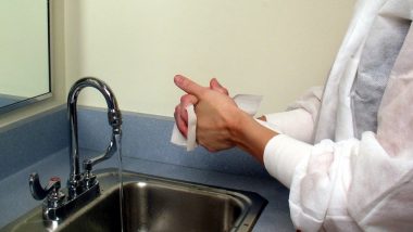 Coronavirus Outbreak: Wet Hands Can Be a Carrier of Germs, Here's the Cleanest Way to Dry Your Hands after Washing to Prevent COVID-19