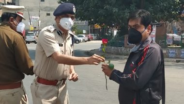 Janata Curfew: Delhi Police Offer Flowers to People Out on Roads, Request Them to Stay Indoors