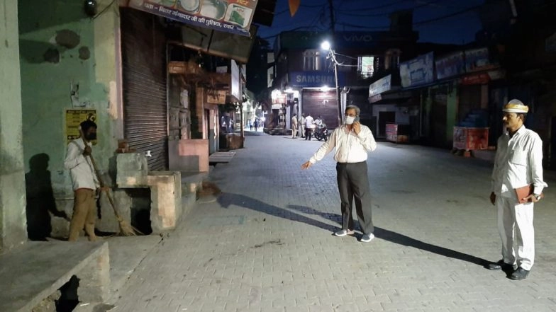Rampur Youth Dials DM Asking For 4 Samosas Amid Coronavirus Lockdown, Gets Them, But Is Asked to Clean Drain as Punishment