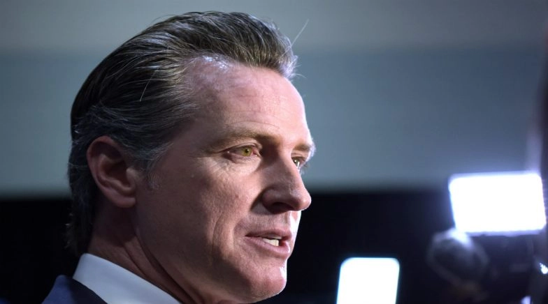 California Orders Bars in Los Angeles & 6 Other Counties in US to Close Again