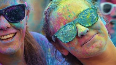 Holi 2020: How to Remove Colours From Your Face and Body After Playing in The Festival of Colours