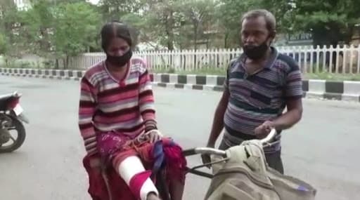 Punjab: Man Carries Injured Wife on Bicycle for 12 KMs to Hospital in Ludhiana Amid Complete Lockdown Punjab: Man Carries Injured Wife on Bicycle for 12 KMs to Hospital in Ludhiana Amid Complete Lockdown