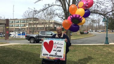 Elderly Man Stands Outside Wife's Nursing Home With Balloons and Card to Wish On Their 67th Marriage Anniversary (View Viral Pic)