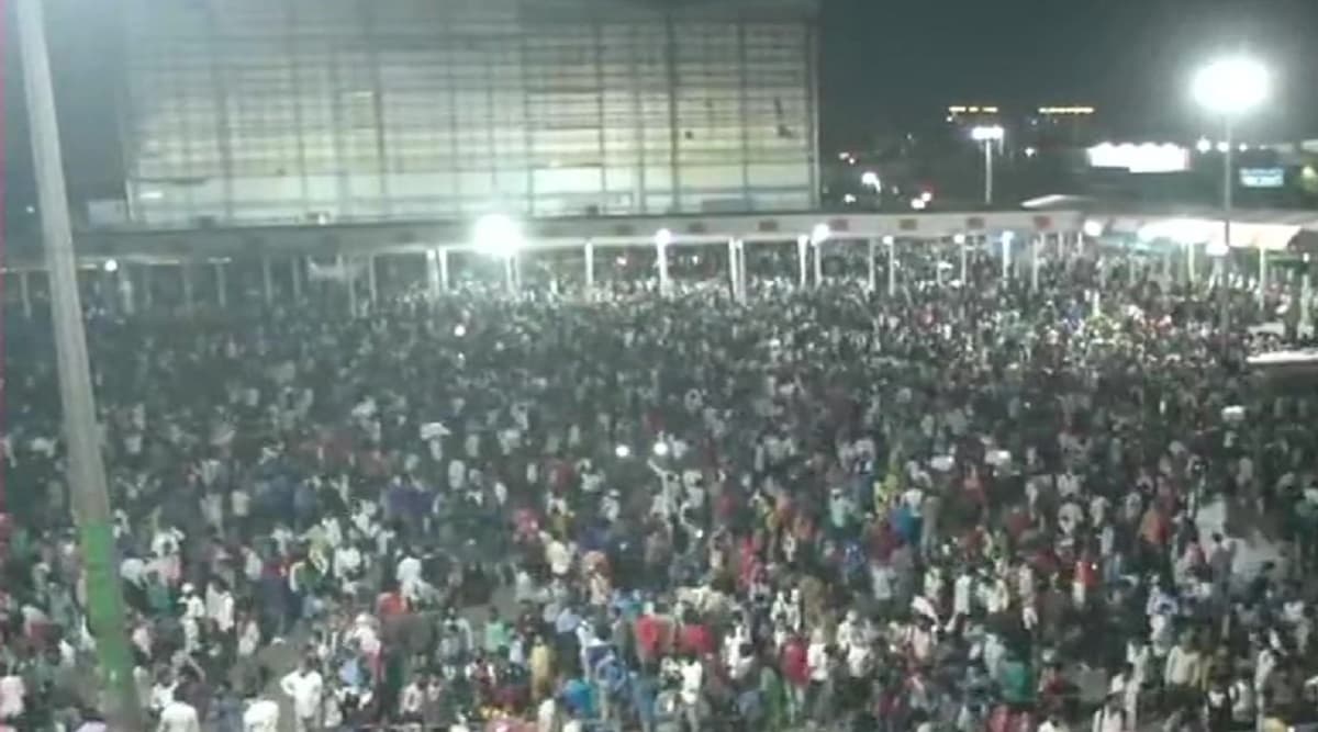 Lockdown-Hit Migrant Labourers, in Large Numbers, Gather at Delhi's Anand Vihar Bus Terminal (Watch Video) Lockdown-Hit Migrant Labourers, in Large Numbers, Gather at Delhi's Anand Vihar Bus Terminal (Watch Video)