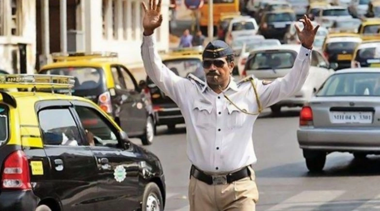 Mumbai Police Traffic Cop Helps SSC Students Reach Examination Centre on Time 