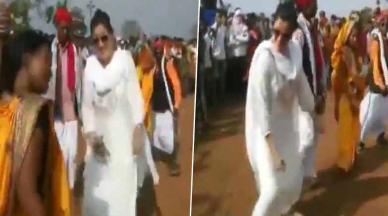 Holi 2020 Navneet Rana Independent Mp From Amravati Performs Traditional Dance With Tribals 9050