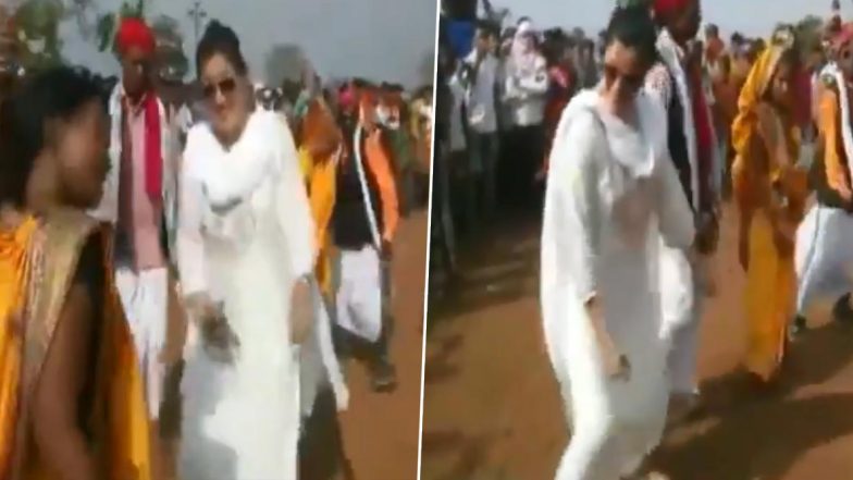 Holi 2020: Navneet Rana, Independent MP From Amravati, Performs Traditional Dance With Tribals in Melghat (Watch Video)
