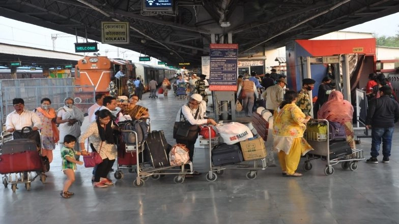 Indian Railways Puts up Human Face Amid COVID-19 Lockdown, Arranges Food For Stranded Passengers