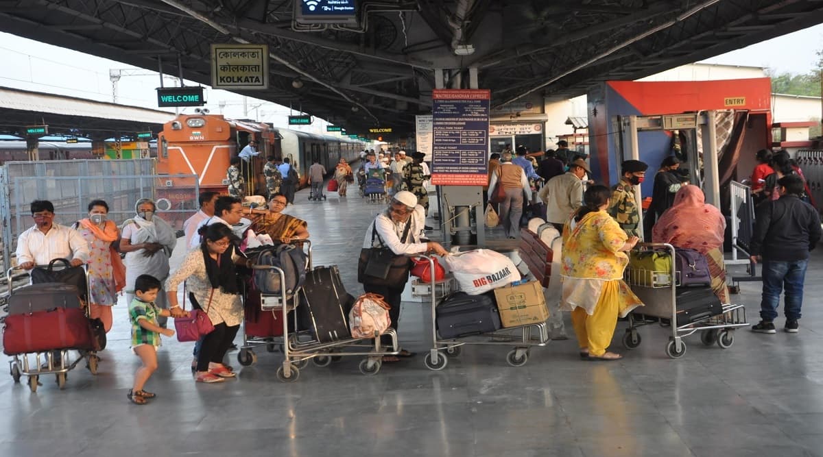 Indian Railways Puts up Human Face Amid COVID-19 Lockdown, Arranges Food For Stranded Passengers Indian Railways Puts up Human Face Amid COVID-19 Lockdown, Arranges Food For Stranded Passengers