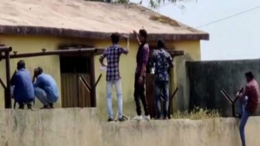 Maharashtra: Group of Men Climb Boundary Wall of School in Yavatmal, Pass Chits to Class 10th Students During Exam (Watch Video)