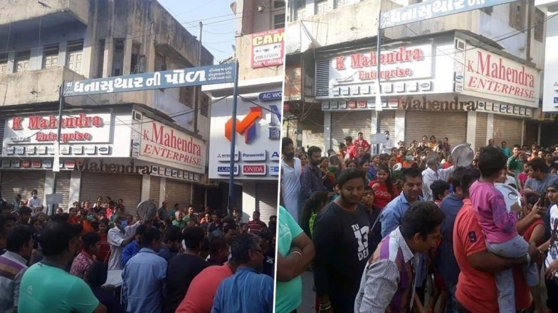 Stupidity From Janata Curfew Trends Online! Netizens Share Videos of Covidiots Gathering in Large Groups to Clap and Clank Utensils For #ThaaliBajao