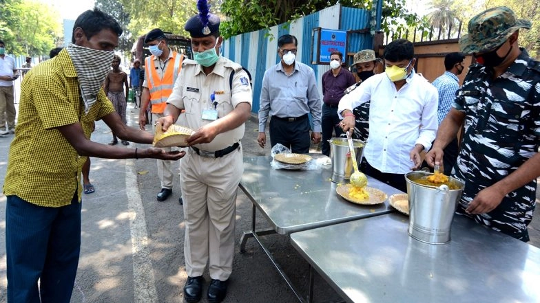BMC Declares 381 Areas in Mumbai as Containment Zones to Prevent Coronavirus Spread, Bans Vegetables, Fruits Markets, Hawkers in Buffer Zones of Dharavi; Check Full List