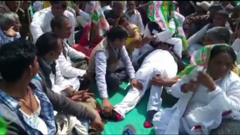 Bihar: JDU MLA Nawada Kaushal Yadav Gets Massage in Public During Nitish Kumar’s Rally at Gandhi Maidan in Patna (Watch Video)