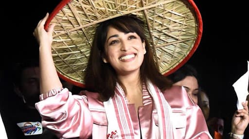 Yami Gautam clarifies about the video of her pushing away a guy trying to put Gamosa on her