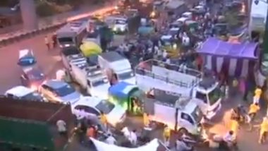 Azadpur Mandi in Delhi Opens for Public Amid Lockdown, Heavy Traffic Seen Outside Market, People Throng to Get Essentials; Watch Video