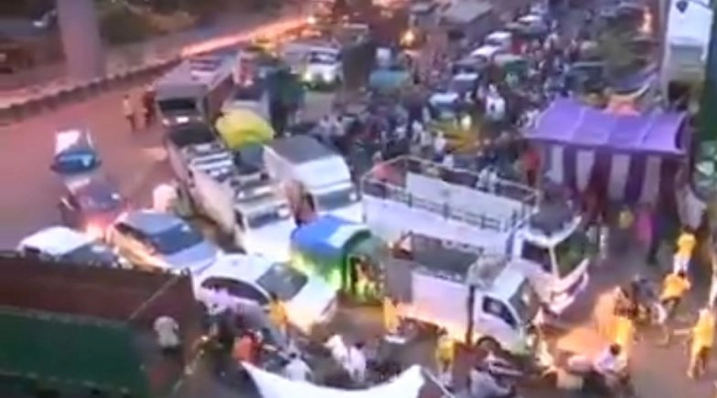 Azadpur Mandi in Delhi Opens for Public Amid Lockdown, Heavy Traffic Seen Outside Market