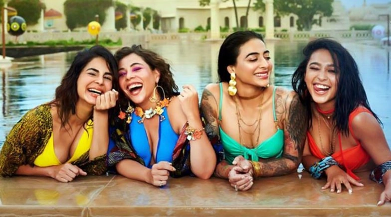 When 'Four More Shots Please!' Girls Changed in an Istanbul Cafe Loo