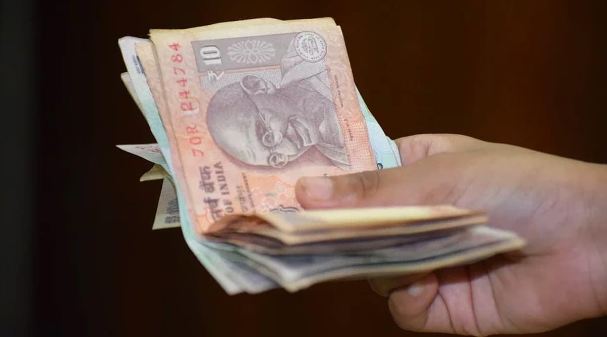 As Bank Currency Notes Can Be Infected and Transmit Coronavirus, from Nets to Iron Tongs These Are Intelligent Hacks Bankers Are Using Around the World (Watch Videos) As Bank Currency Notes Can Be Infected and Transmit Coronavirus, from Nets to Iron Tongs These Are Intelligent Hacks Bankers Are Using Around the World (Watch Videos)