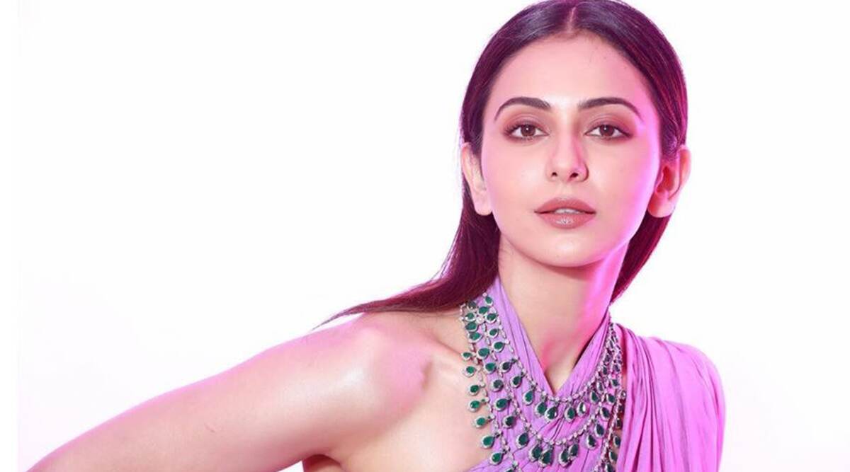 Rakul Preet Singh Provides Food Supplies for 200 Families in Gurugram's Slum Amid COVID-19 Pandemic Rakul Preet Singh Provides Food Supplies for 200 Families in Gurugram's Slum Amid COVID-19 Pandemic
